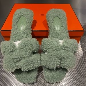 Brand New In Box Oran wool skin women’s sandal